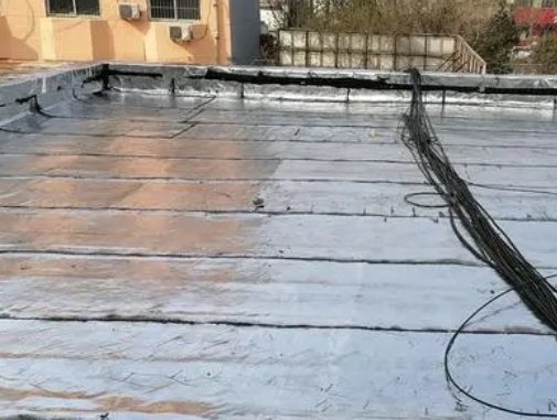 上林卫生间漏水维修公司分享下上林屋面楼顶防水刚性防水层施工要点。